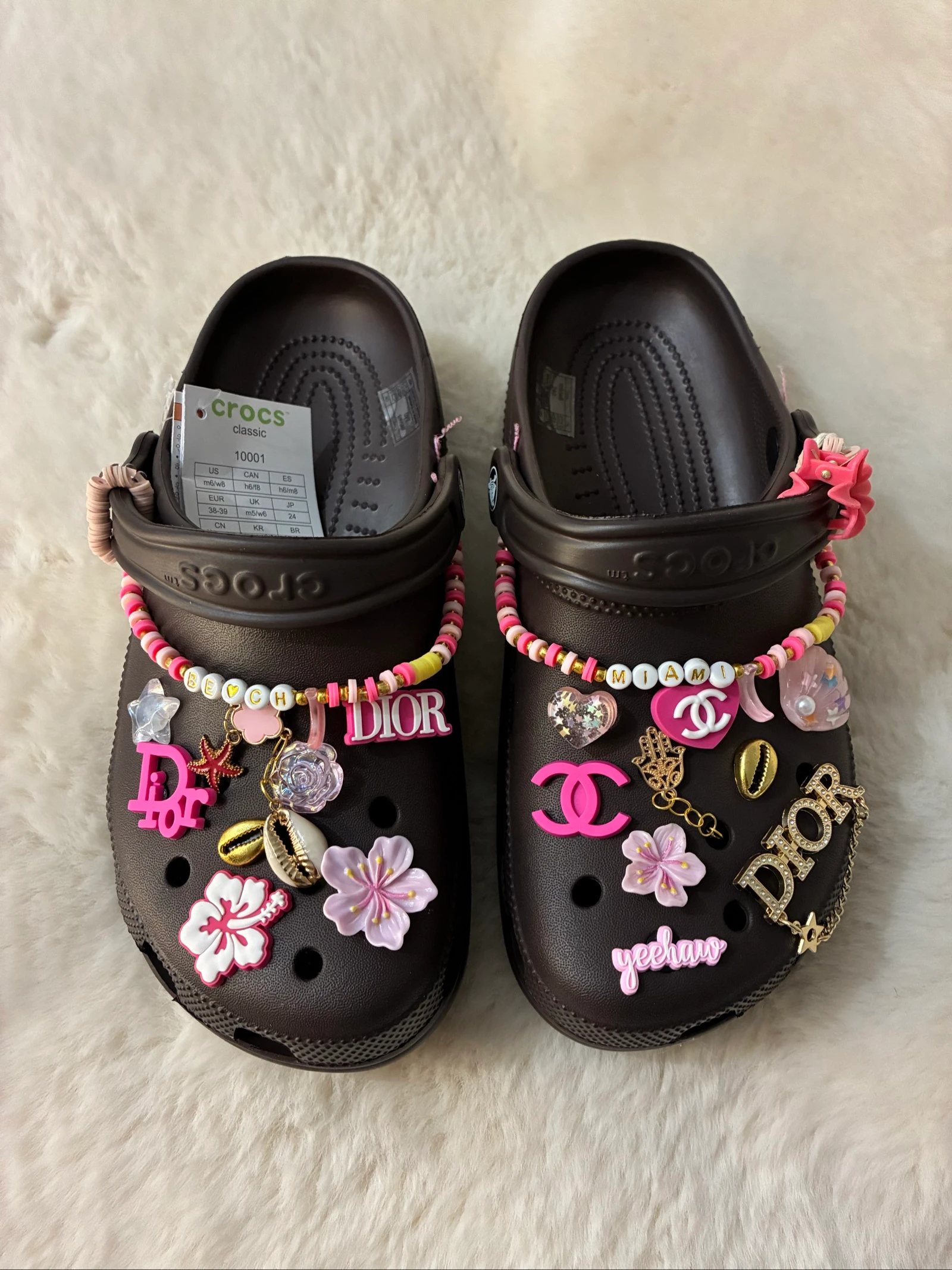 Crocs marron vendu avec les décorations 